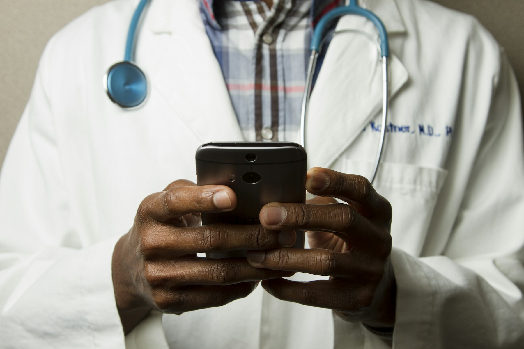 Fachperson in digitaler Healthcare-Arbeitsumgebung