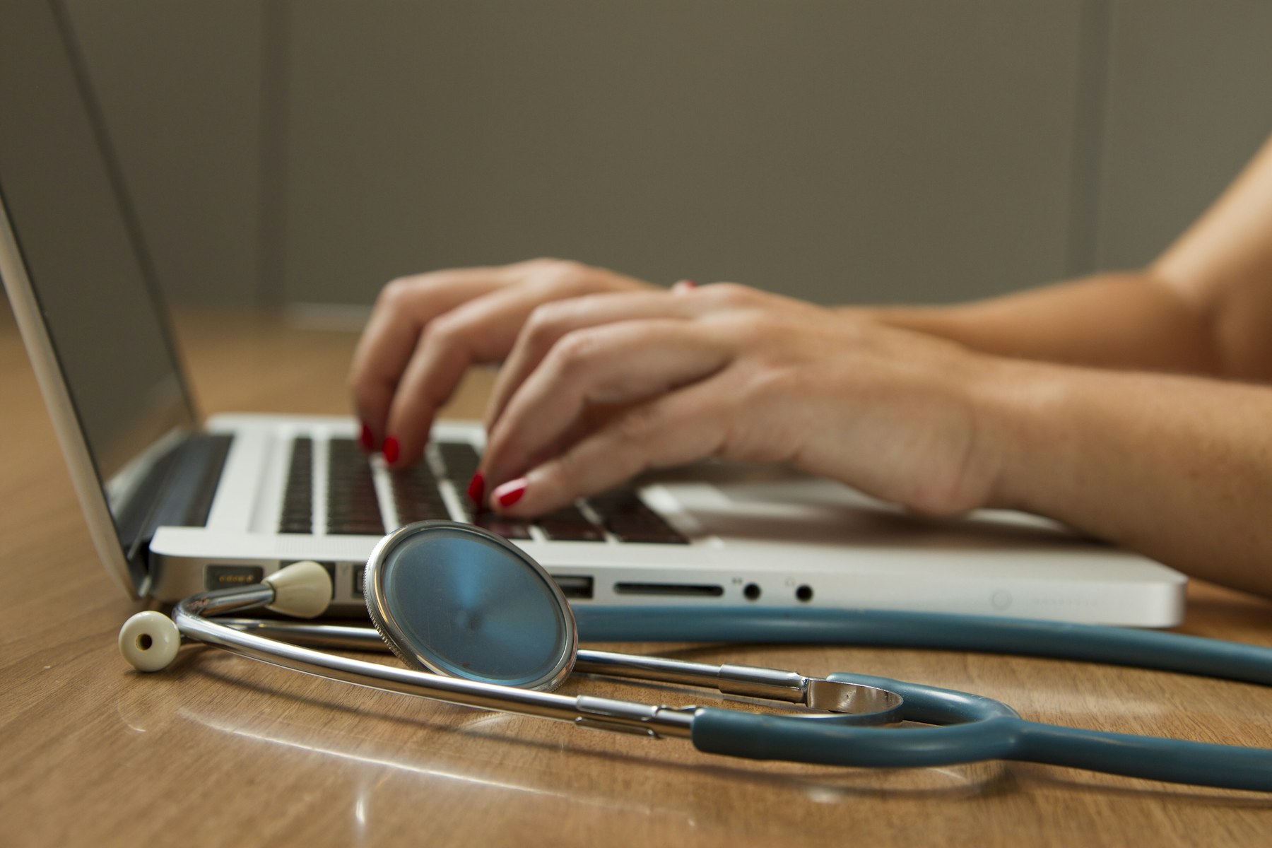 Fachperson arbeitet digital in einem modernen Gesundheitsumfeld
