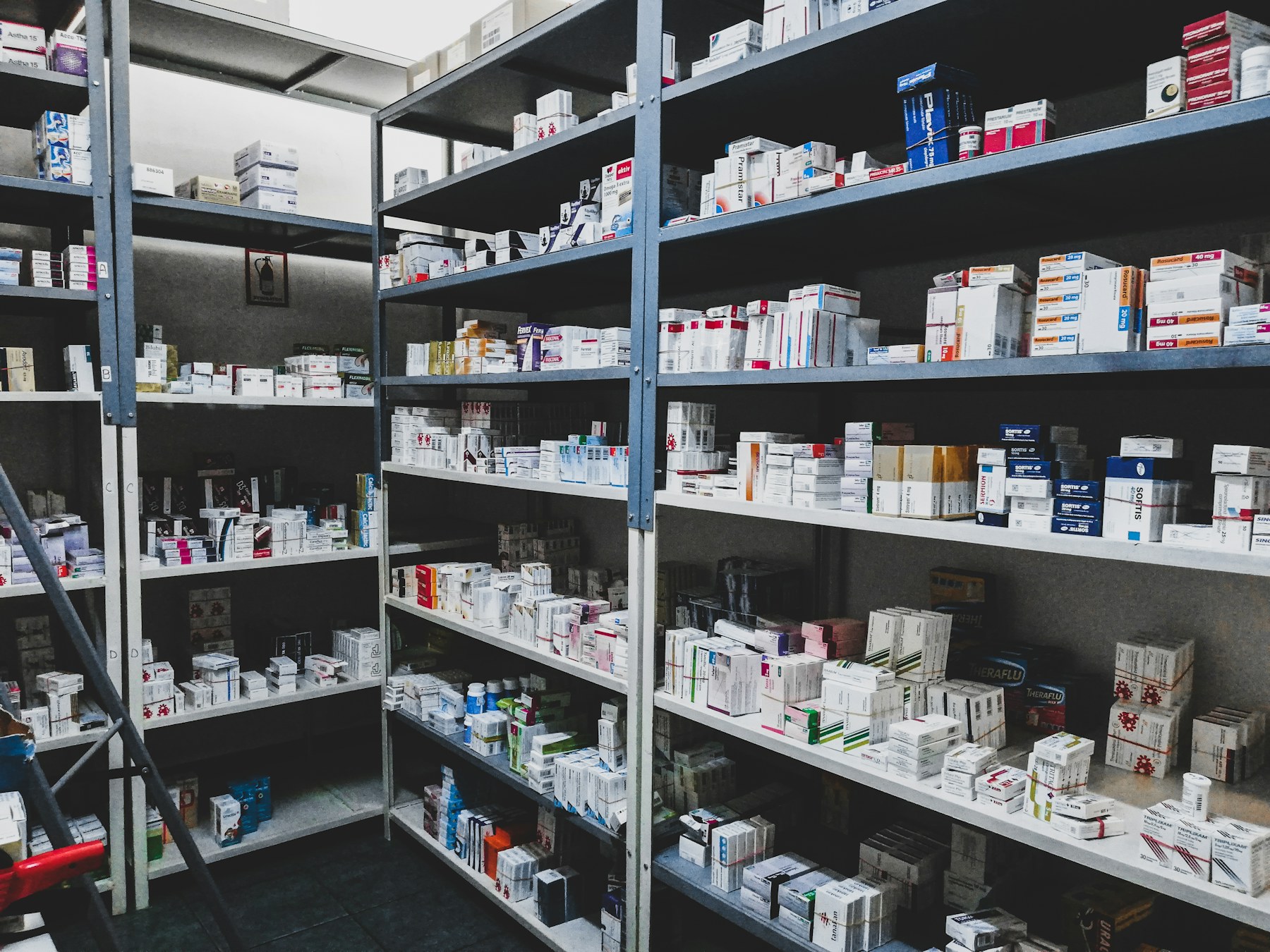 Innenansicht einer Apotheke mit Arzneimittelregalen